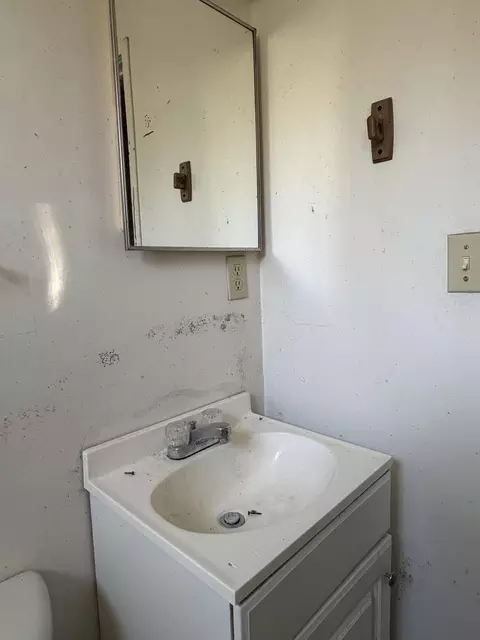Bath - 825 Mansfield Ave, Springfield, OH 45505 photo 3 of 3
