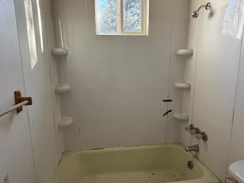 Bath - 825 Mansfield Ave, Springfield, OH 45505 photo 2 of 3