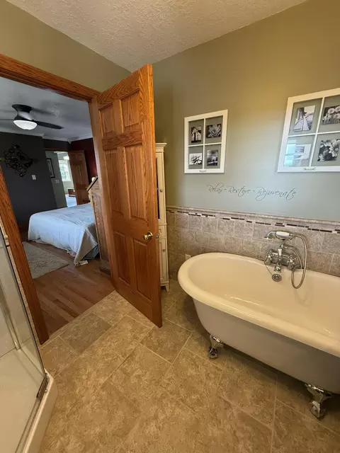 Bath - 5282 Mud Pike Rd, Celina, OH 45822 photo 3 of 7