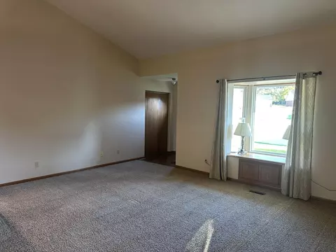 Living - 3215 Snow Owl Ct, Springfield, OH 45503 photo 2 of 3