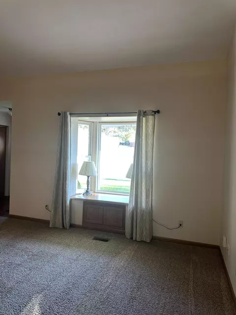 Living - 3215 Snow Owl Ct, Springfield, OH 45503 photo 3 of 3
