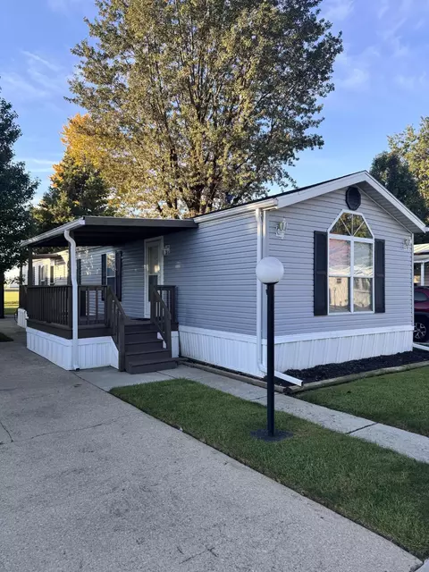 9 Camelot Dr, Wapakoneta, OH 45895