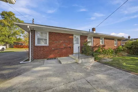 Exterior - 1001 Robin Rd, Springfield, OH 45503 photo 5 of 7