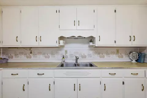 Kitchen - 1001 Robin Rd, Springfield, OH 45503 photo 3 of 5