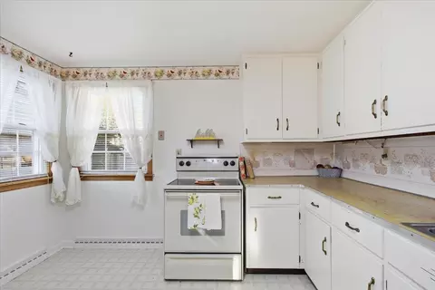Kitchen - 1001 Robin Rd, Springfield, OH 45503 photo 4 of 5