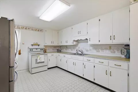 Kitchen - 1001 Robin Rd, Springfield, OH 45503 photo 1 of 5