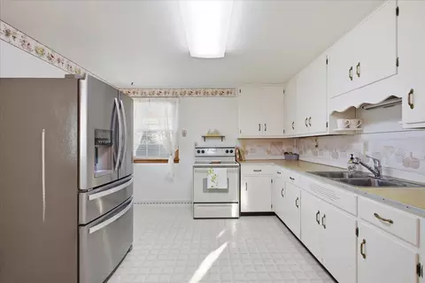 Kitchen - 1001 Robin Rd, Springfield, OH 45503 photo 2 of 5