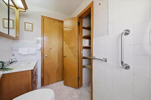 Bath - 1001 Robin Rd, Springfield, OH 45503 photo 3 of 3