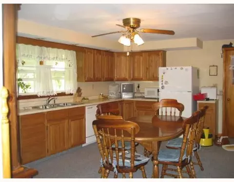 2831 Oxford Dr, Springfield, OH 45506 photo 2