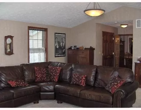 2748 Old Oak Ln, Springfield, OH 45503 photo 4