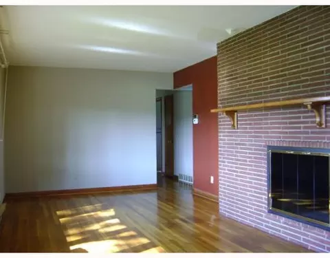 2546 S Burnett Rd, Springfield, OH 45502 photo 4