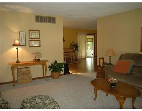 2447 E Possum Rd, Springfield, OH 45502 photo 2