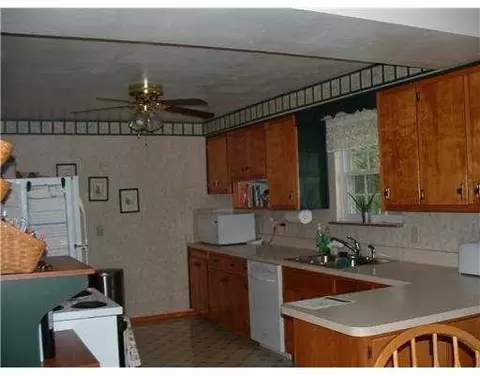 702 Wellington Dr, Springfield, OH 45506 photo 3