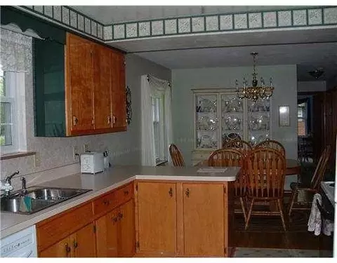 702 Wellington Dr, Springfield, OH 45506 photo 2
