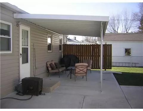 2404 Dellwood Dr, Springfield, OH 45505 photo 2