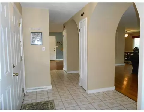 2626 Carousel Dr, Springfield, OH 45503 photo 2