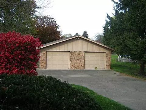 610 E Possum Rd, Springfield, OH 45502 photo 2