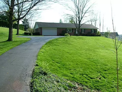 2800 Locust Dr, Springfield, OH 45504 photo 1