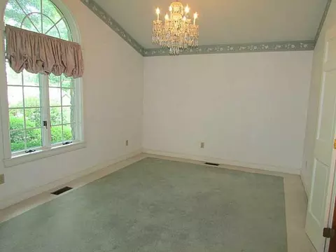 1041 Woodhaven Ct, Springfield, OH 45503 photo 5