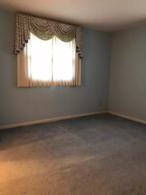 2431 Carousel Dr, Springfield, OH 45503 photo 3