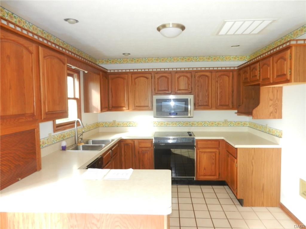 3907 Eagle Point Dr, Beavercreek, OH 45430 photo 2