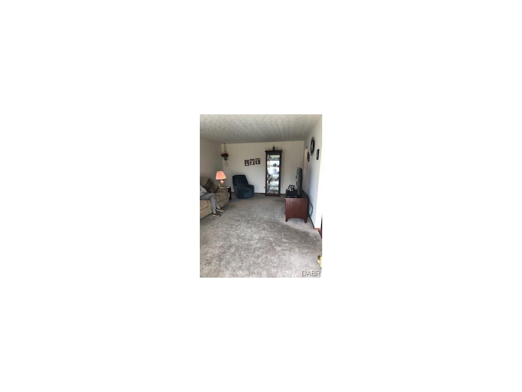 4825 E Brannan Dr, Springfield, OH 45502 photo 2