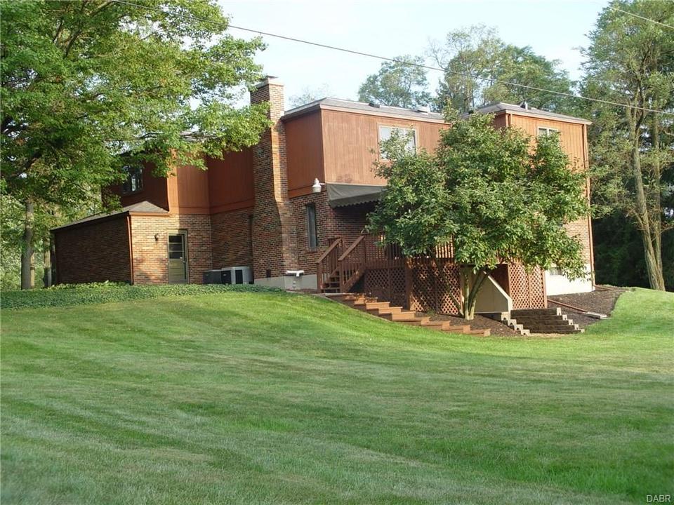  515 Locust Hill Dr, Englewood, OH 45322 photo 2