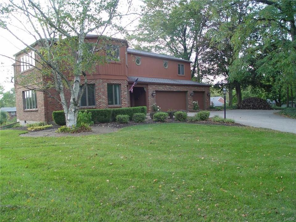  515 Locust Hill Dr, Englewood, OH 45322 photo 1