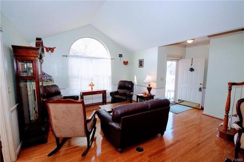 702 Deerfield Trl, Springfield, OH 45503 photo 2