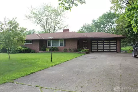 828 Wellington Dr, Springfield, OH 45506 photo 2