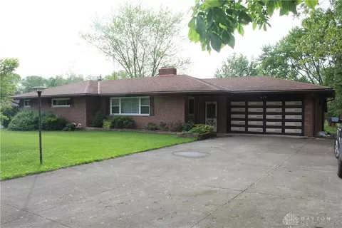 828 Wellington Dr, Springfield, OH 45506 photo 1