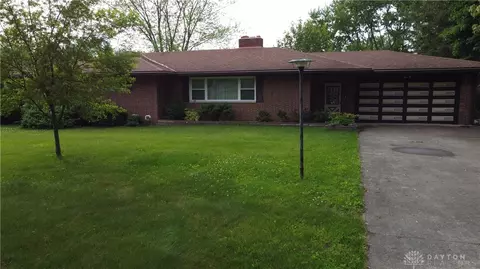 828 Wellington Dr, Springfield, OH 45506 photo 3