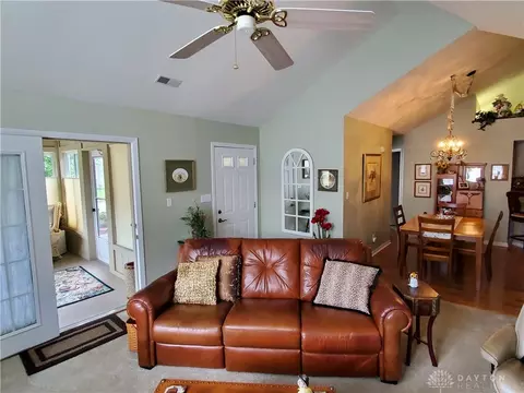 2123 Willow Run Cir, Enon, OH 45323 photo 5