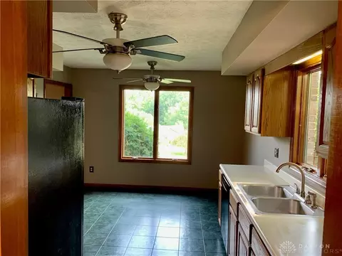 71 W Hunter Dr, Enon, OH 45323 photo 6