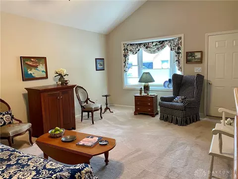 478 S Ridgeview Ct, Springfield, OH 45504 photo 2