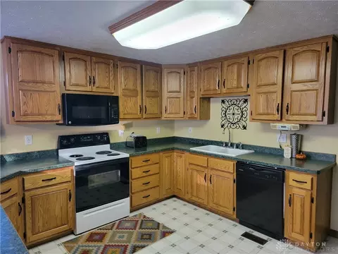 1604 Parkridge Dr, Springfield, OH 45506 photo 3