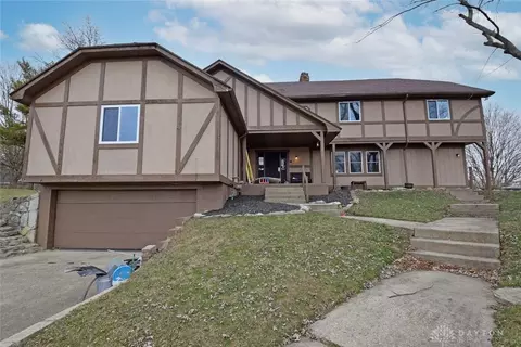 444 Sassafras Dr, Springfield, OH 45504 photo 2