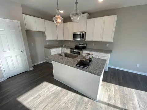 2126 Pine Valley Dr, Hamilton, OH 45013 photo 2