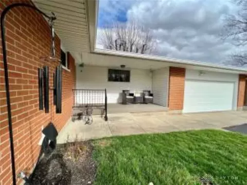 1380 Buck Creek Ln, Springfield, OH 45502 photo 2