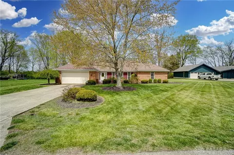 1046 Lisa Ct, Springfield, OH 45504 photo 2