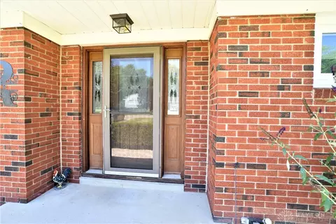 2835 Oxford Dr, Springfield, OH 45506 photo 2