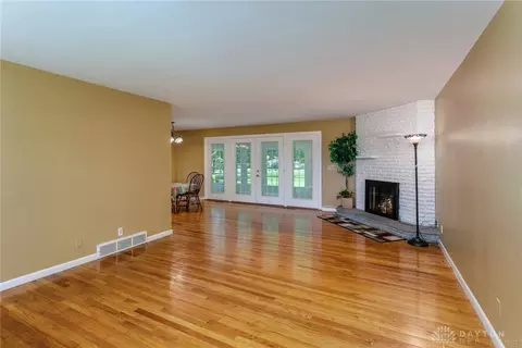 811 Wellington Dr, Springfield, OH 45506 photo 4