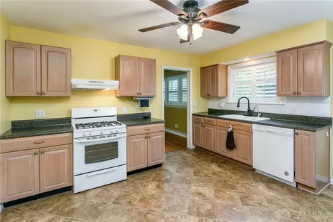 811 Wellington Dr, Springfield, OH 45506 photo 6