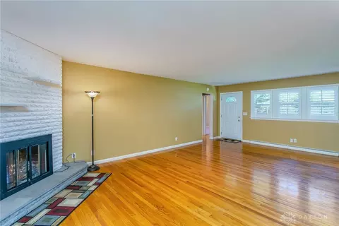 811 Wellington Dr, Springfield, OH 45506 photo 2