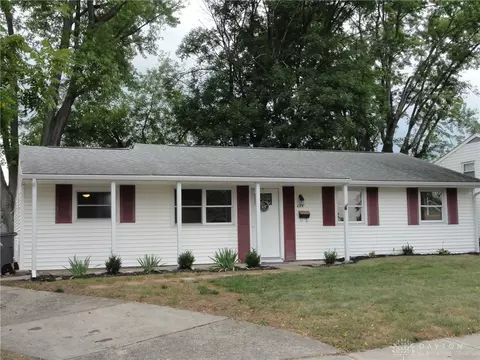 424 Maplecrest Dr, Troy, OH 45373 photo 2
