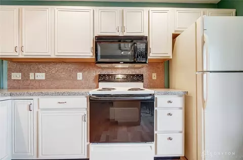 3830 Malaga Cir, Springfield, OH 45502 photo 11