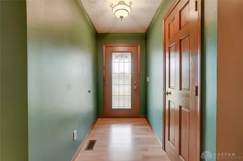 3830 Malaga Cir, Springfield, OH 45502 photo 2