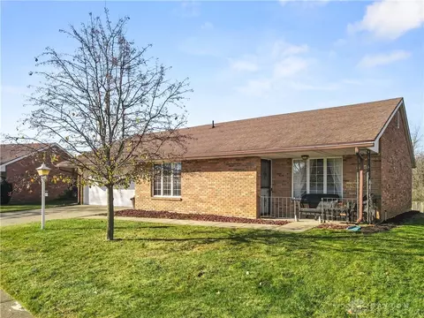 2913 Avery Cir, Springfield, OH 45503 photo 2