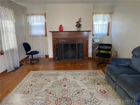 2035 S Limestone St, Springfield, OH 45505 photo 2