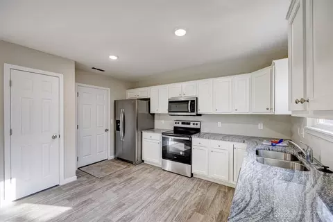 Kitchen - 701 Diamond Loop, Middletown, OH 45044 photo 2 of 3